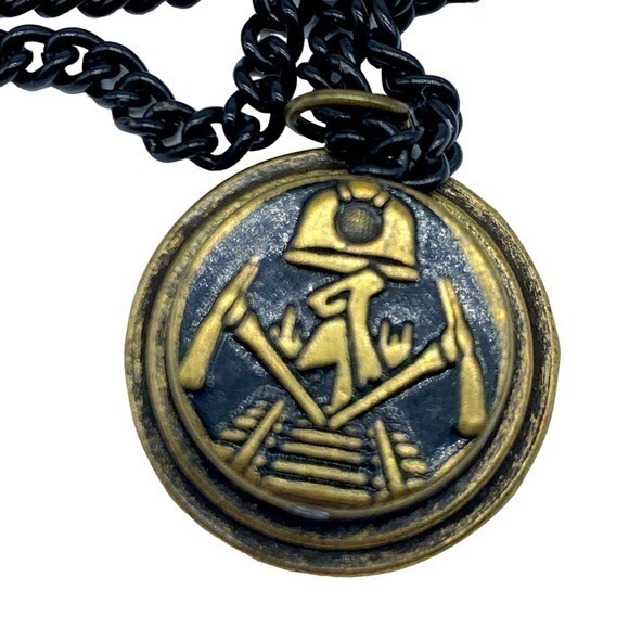 LION’S GATE ENTERTAINMENT INC. Hunger games catching fire district 12 necklace - Picture 1 of 11